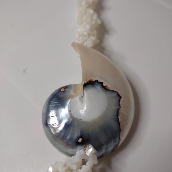Elegant White and Silver Necklace beach shell - Picture 4 of 14